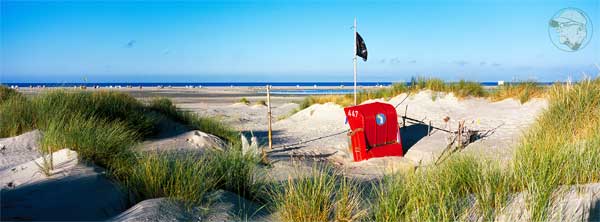 Roter Strandkorb am Badestrand 